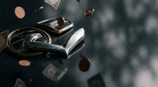 Symbole automobile premium illustrant l'impact des marques sur les coûts d'assurance mensuels